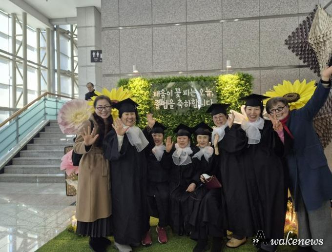 용인특례시가 초등학교와 중학교 학력 인정 합동 졸업식을 열었다.