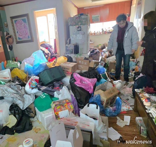생활 폐기물이 정리되지 않은 가구 방문 모습
