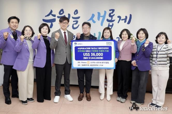 김현수 수원시 제1부시장(가운데)과 전달식 참석자들이 함께하고 있다.