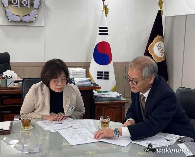 박용주 경기북부보훈지청장(오른쪽)과 오혜자 양평군의회의장이 지역사회 보훈현안 및 보훈가족 지원 방안에 대해 의견을 나누고 있다.