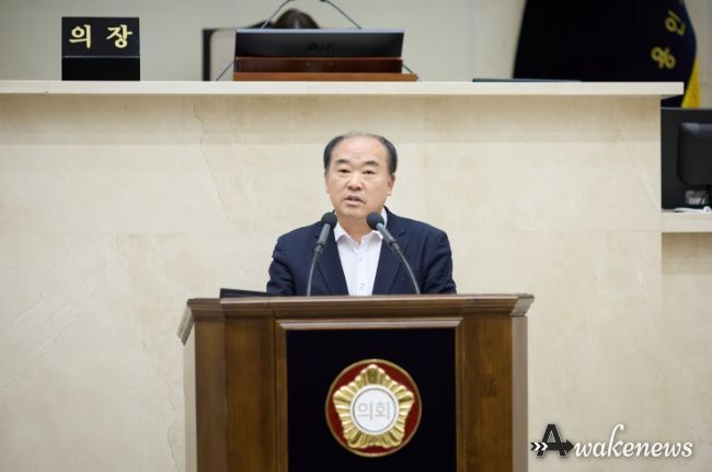 용인특례시의회 김운봉 의원이 11일 열린 제300회 임시회 제2차 본회의에서 5분 자유발언을 하고 있다.