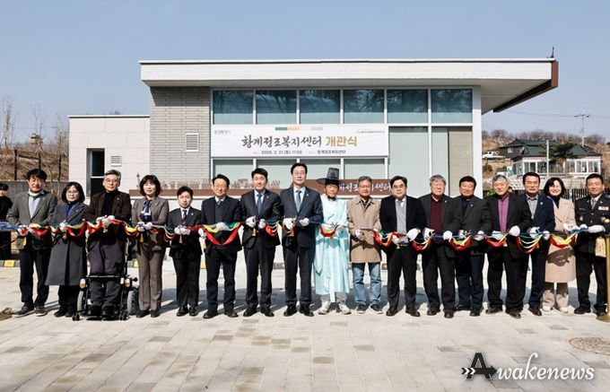 정명근 화성특례시장(가운데)과 배정수 화성특례시의회 의장(가운데 왼쪽), 내빈들이 테이프 커팅식을 하고 있다