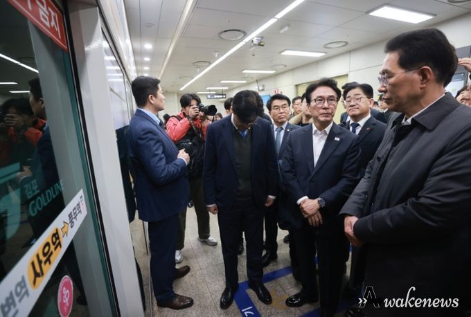김민석 국무총리가 27일 경기도 김포시 사우역에서 김포 골드라인 열차를 타고 승객 과밀 상황을 점검하고 있다.