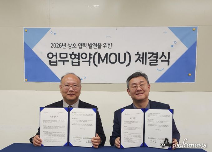 경기북부노인보호전문기관 서세환 관장(왼쪽)과 양주시장애인종합복지관 김정희 관장(오른쪽)이 업무협약 후 기념사진을 촬영 중이다.