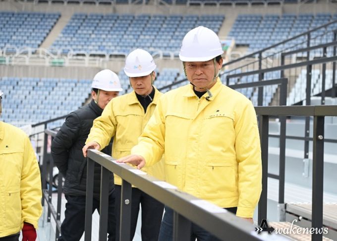 부천시 점검단이 부천FC1995 홈 개막전을 대비해 부천종합운동장 좌석을 꼼꼼하게 살피고 있다.