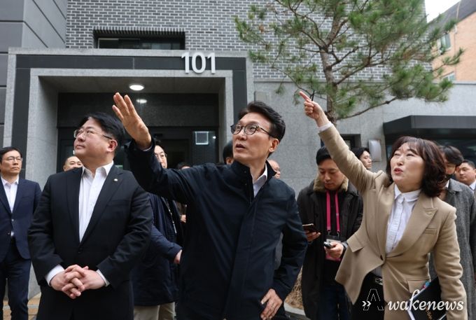 김민석 국무총리가 6일 관악구 관악봉천 청년 공공임대주택(행복주택) 점검 및 입주 청년들과의 간담회를 주재하고 있다.