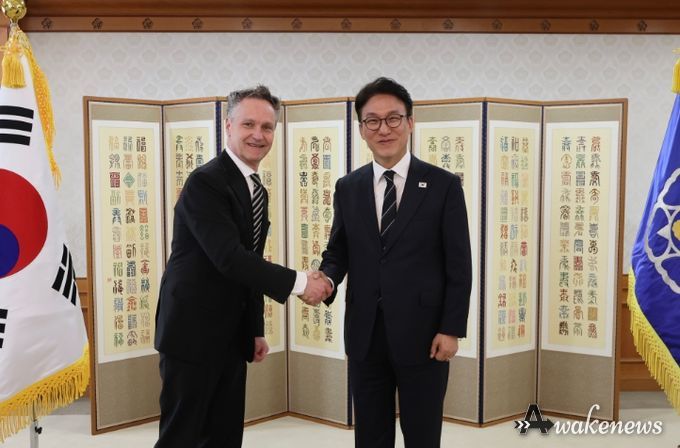 김민석 국무총리가 9일 세종대로 정부서울청사에서 패트릭 존슨 일라이릴리앤컴퍼니 인터내셔널사업 총괄 대표를 접견, 인사 및 환담을 나누고 있다.