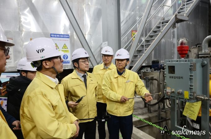 김민석 국무총리가 11일 경기도 구리시 한국석유공사 구리지사 석유비축기지를 방문, 석유비축시설 현장을 시찰하고 있다.