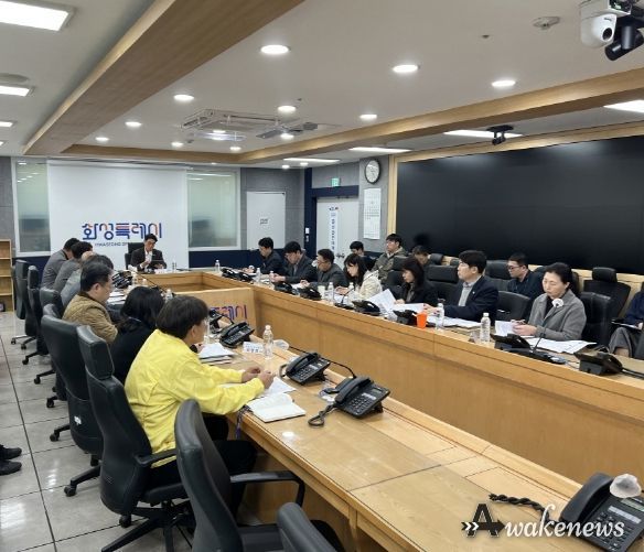 윤성진 화성특례시 제1부시장이 12일 시청 재난상황실에서 하천계곡 불법 점용시설 일괄 점검 회의를 주재하고 있다.