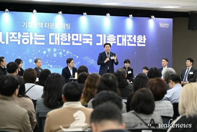 내려받기보도자료1-1 16일 시흥시근로자종합복지관에서 열린 ‘도민 참여형 기후정책 타운홀 미팅’ 행사에서 임병택 시장이 축사를 하고 있다