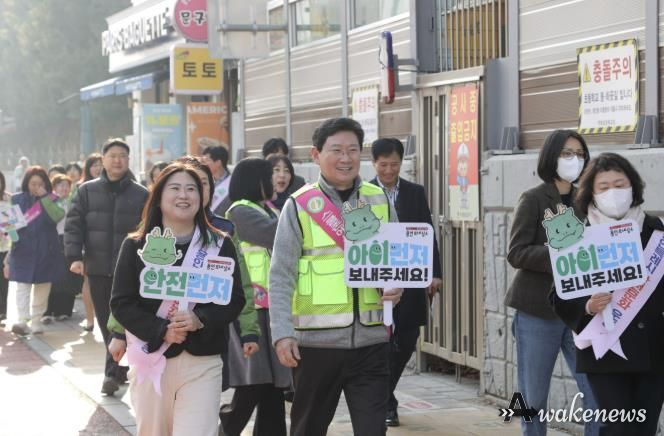 17일 역북초에서 이상일 시장이 아이먼저 캠페인을 하고 있다