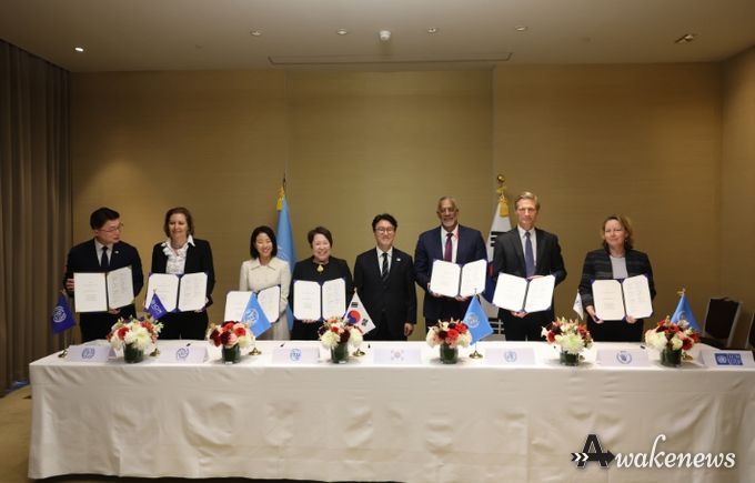 스위스를 방문 중인 김민석 국무총리가 17일 스위스 제네바 인터콘티넨탈호텔에서 열린 글로벌 AI 허브 협력의향서 서명식에 임석하고 있다.