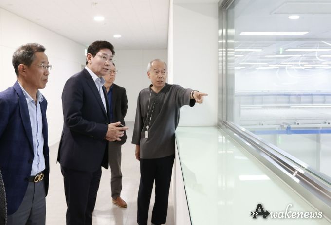 이상일 용인특례시장이 지역 내 반도체 기업을 방문해 시설을 살피는 모습