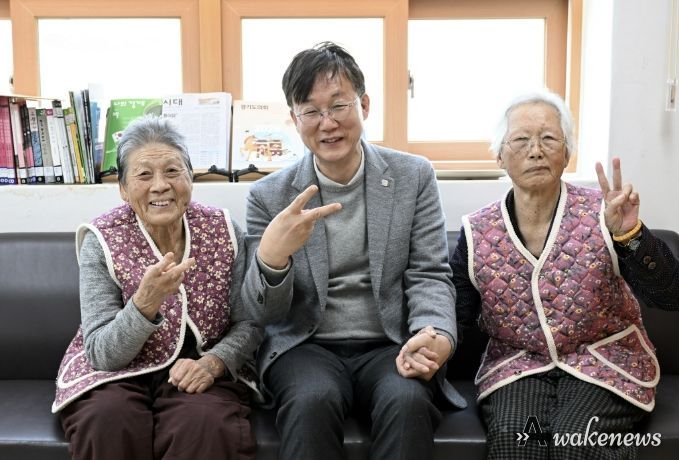 이민근 안산시장(사진 가운데)이 19일 풍도·육도 주민과의 현장소통 간담회에서 어르신들과 사진촬영을 하고 있다