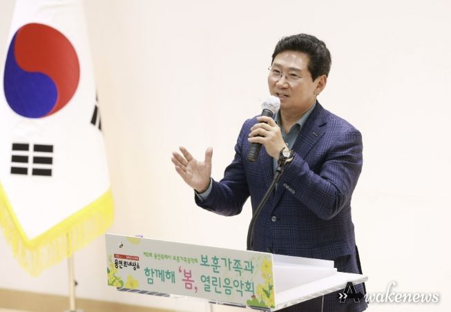 이상일 용인특례시장이 23일 보훈회관 대강당서 열린 '제2회 보훈가족 음악회'에 참석해 축사하고 있다