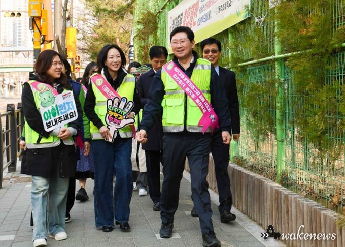 이상일 용인특례시장이 24일 동백초등학교에서 학생들의 안전한 등교를 위한 교통지도봉사에 참석했다.