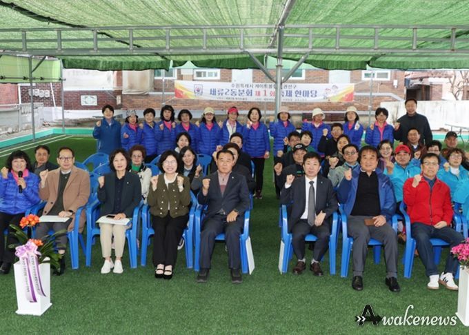 이재식 수원특례시의회 의장을 비롯한 참석자들이 25일 세류2동 게이트볼장에서 열린 「세류2동 게이트볼장 재개장식」에서 기념촬영을 하고 있다.