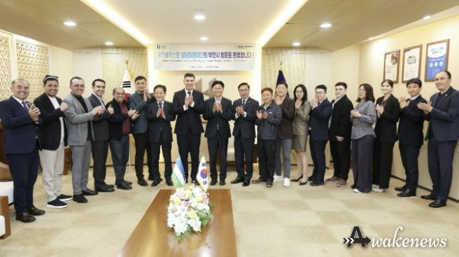 우즈베키스탄 청년미래재단 방문 기념 단체사진