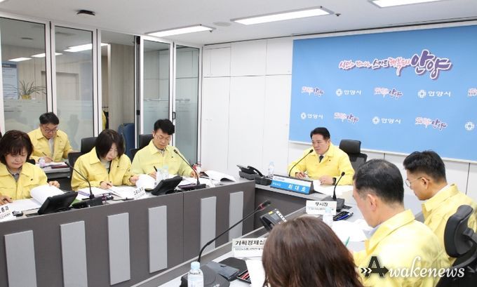 안양시가 26년 3월 12일 시청 8층 재난안전상황실에서 중동사태 비상경제점검회의를 개최하고 있다