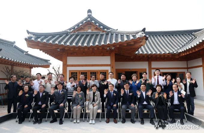 장미영 수원특례시의회 문화체육교육위원장을 비롯한 참석자들이 ‘남수헌’ 개관식 후 기념촬영을 하고 있다.