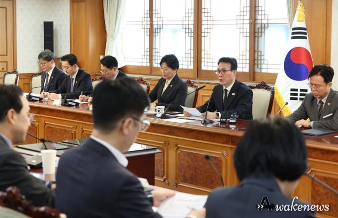 김민석 국무총리가 29일 세종대로 정부서울청사에서 열린 비상경제본부회의를 주재하고 있다.(국무조정실)