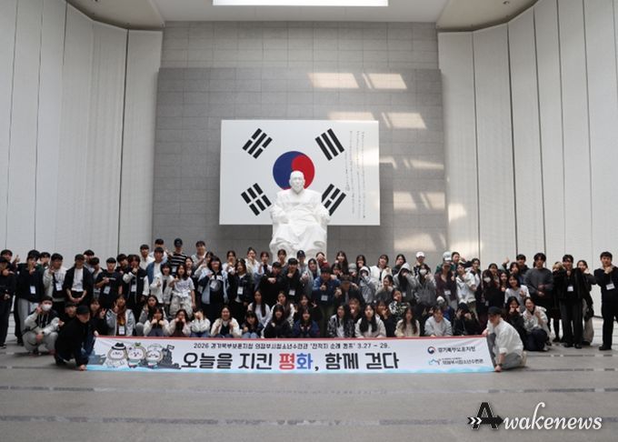 백범김구기념관에서 전적지 순례에 참여한 보훈외교단과 청소년들이 기념촬영을 하고 있다.