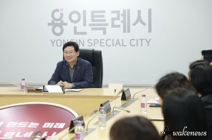 이상일 용인특례시장이 26일 시청에서 학부모들과 (가칭)AI예술융합고 설립 등 교육 현안을 논의하고 있다