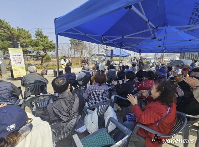 시흥시 신현동, 봄 여는 따뜻한 선율…‘봄 마중 버스킹 공연’마쳐