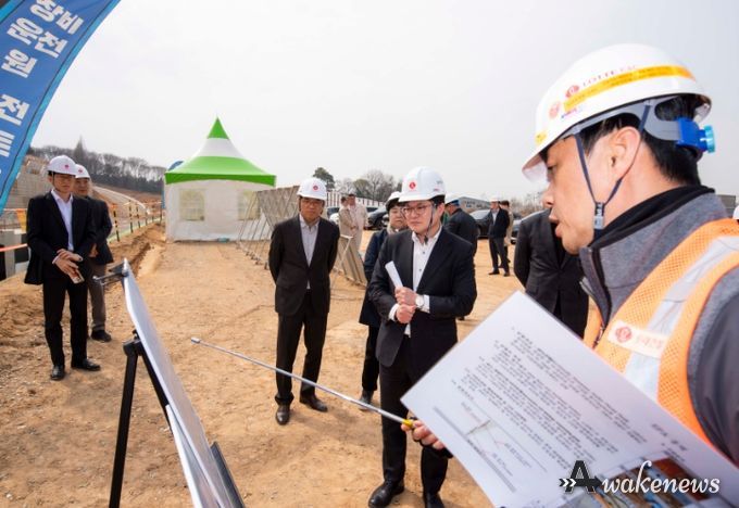 김병수 김포시장이 30일 김포파주고속도로와 지방도 355호선 고정교차로 구간 등 주요 도로건설사업의 공사현장에 대해 현장행정을 실시했다.