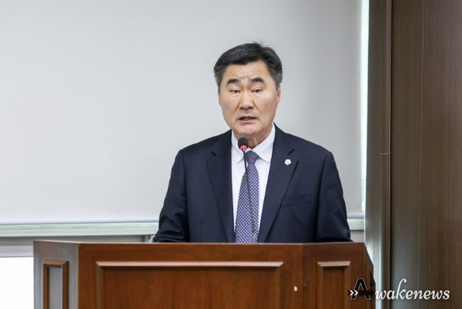 안산시의회 유재수 의원이 지난달 24일 제1상임위원실에서 열린 제302회 임시회 문화복지위원회에서 자신이 대표 발의한 ‘안산시 성인 문자해득교육 지원에 관한 조례 전부개정조례안’에 대해 설명하고 있다.