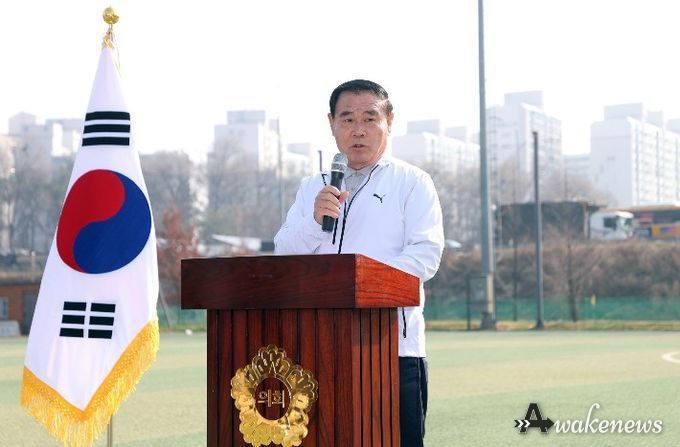 이재식 수원특례시의회 의장이 2일 서수원칠보체육관 인조잔디구장에서 열린 ‘제2회 수원특례시의회 의장배 그라운드골프대회’ 개회식에서 대회사를 하고 있다.