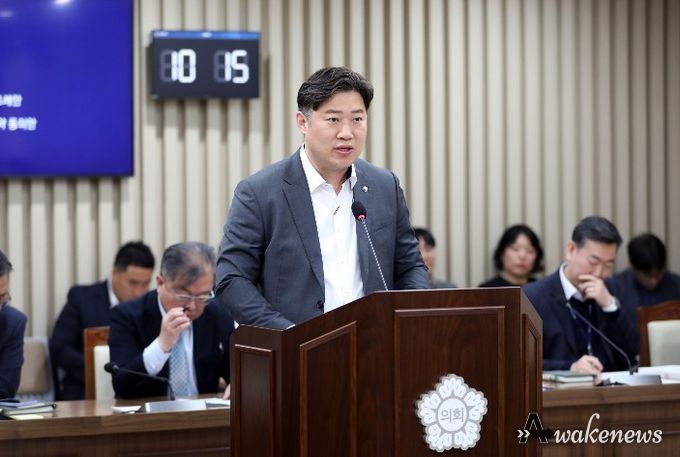 김동은 의원(더불어민주당, 정자1·2·3)이 제400회 임시회 도시미래위원회에서 조례안에 대해 설명하고 있다