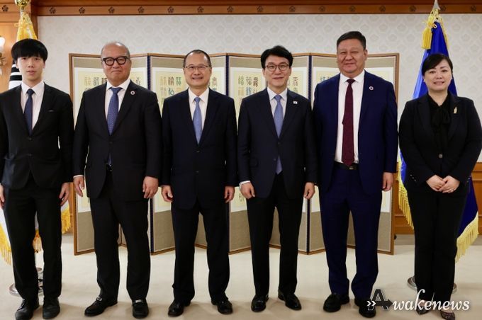 김민석 국무총리가 2일 세종대로 정부서울청사에서 조나단 초이 홍콩 중화총상회장을 접견, 인사 및 환담을 나누고 있다.(국무조정실)