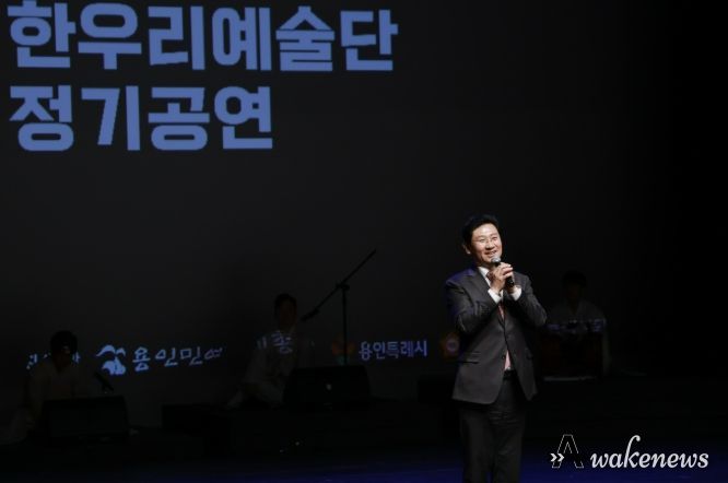 이상일 용인특례시장이 5일 수지구 용인평생학습관 큰어울마당에서 열린 ‘한우리예술단 정기공연’에서 인사말을 하고 있다