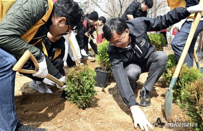 이민근 안산시장이 5일 안산 성호박물관 일대에서 진행된 제81회 식목일 기념 '시민 참여 나무심기 행사'에서 시민들과 함께 나무를 식재하고 있다.