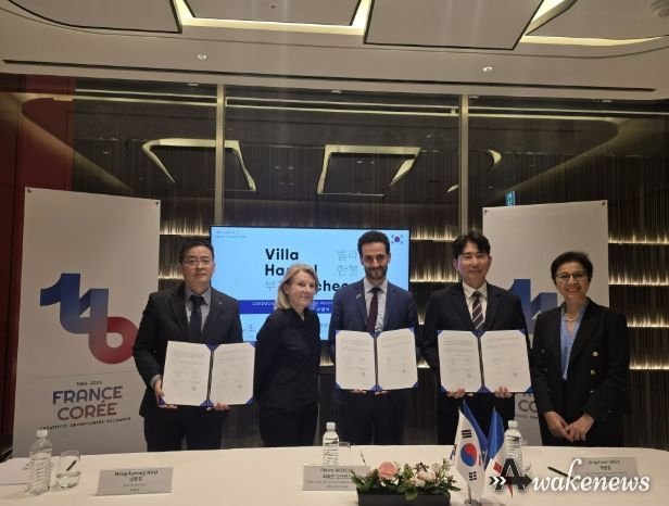 (왼쪽부터)남동경 부시장과 피에르 모르코스 문화참사관, 백종훈 한국만화영상진흥원장이 빌라부천 문화예술레지던시 업무협약서 서명 후 기념 촬영을 하고 있다.