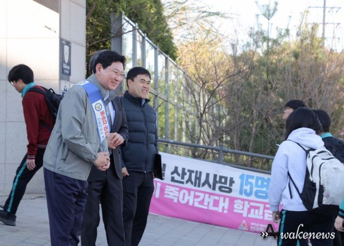 이상일 용인특례시장이 7일 아침 성복고등학교 정문 앞에서 개인형 이동장치 이용 안전캠페인에 참여했다.