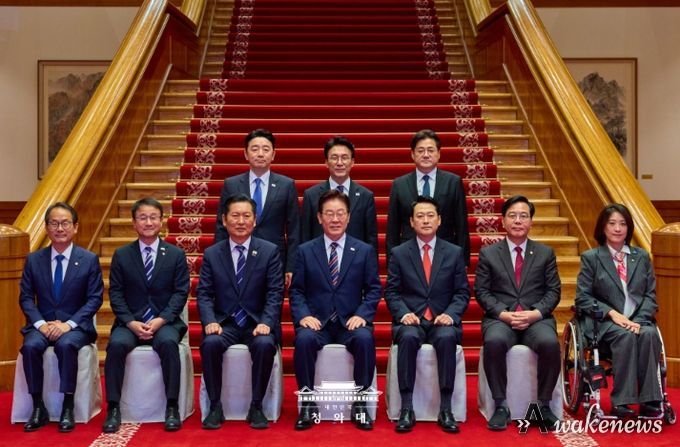 이재명 대통령이 4월 7일 청와대에서 여·야·정 민생경제 협의체 회담에 앞서 참석자들과 기념촬영하고 있다.
<p> </p>
<p>(청와대)