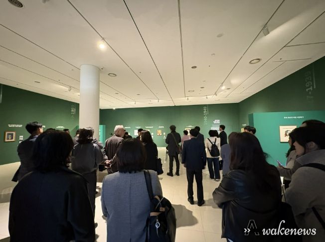 《FACE : 문인 - 시대를 담은 얼굴들》 전시장 관람 사진