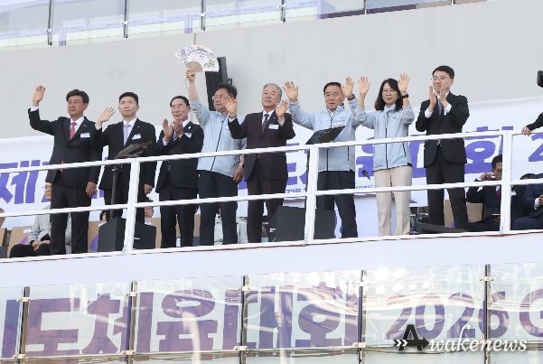 이재식 수원특례시의회 의장을 비롯한 참석자들이 16일 광주시 G-스타디움에서 열린‘제72회 경기도체육대회 개회식’에서 손을 흔들며 개막을 축하하고 있다.